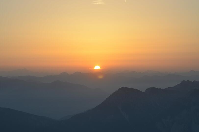 Auf einem Berggipfel einen unvergesslichen Morgen erleben.