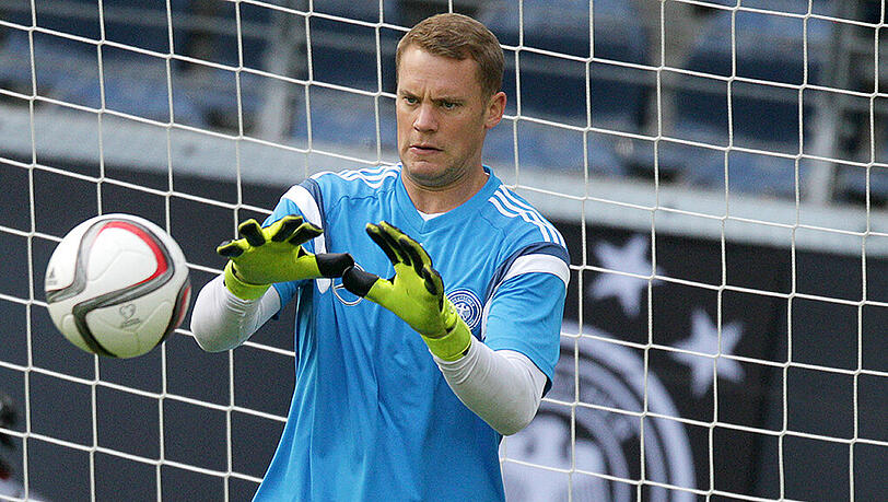 Premiere im Hampden Park in Glasgow: Welttorhüter Manuel Neuer. Premiere im Hampden Park in Glasgow: Welttorhüter Manuel Neuer.