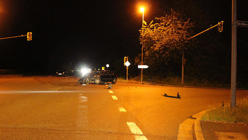 Der Flüchtige rammte an einer Kreuzung mit seinem Audi einen VW Polo. Die Bilder vom spektakulären Crash.