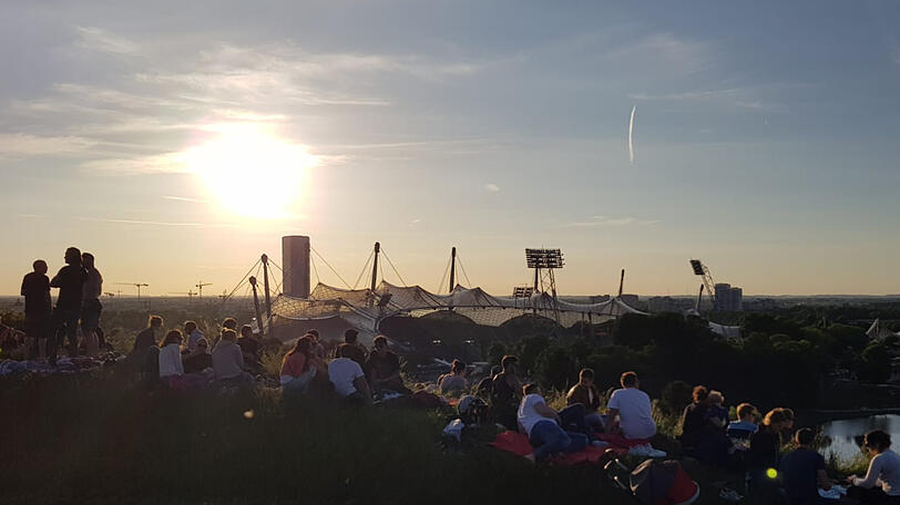 Hunderte Fans bevölkerten den Olympiaberg und -park um Rammstein wenigstens etwas spielen zu hören.