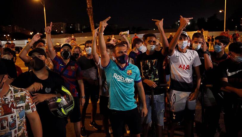 Wütende Proteste der Barça-Fans gegen Präsident Bartomeu, der ihren Superstar aus dem katalanischen Paradies vertrieben haben soll. Wütende Proteste der Barça-Fans gegen Präsident Bartomeu, der ihren Superstar aus dem katalanischen Paradies vertrieben haben soll.