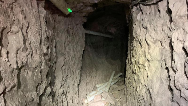 Der Tunnel ist etwa 1,3 Kilometer lang. Der Tunnel ist etwa 1,3 Kilometer lang.