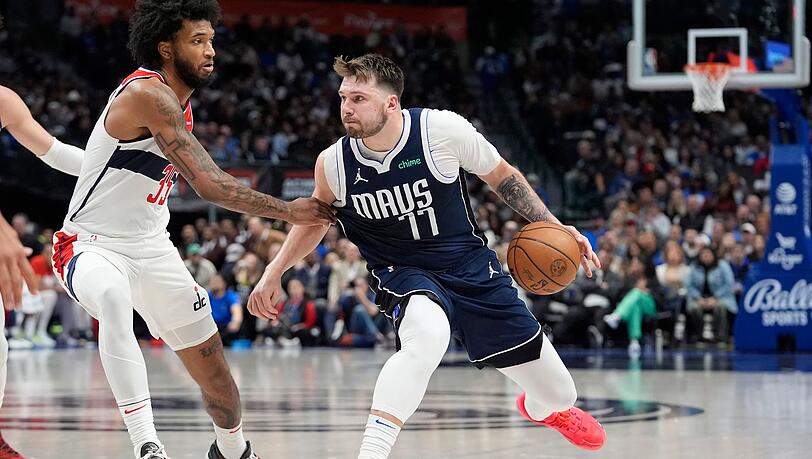 Mavs-Star Luka Doncic (r) schaffte bereits sein zehntes Triple-Double in dieser Saison.