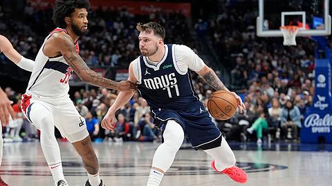 Mavs-Star Luka Doncic (r) schaffte bereits sein zehntes Triple-Double in dieser Saison.
