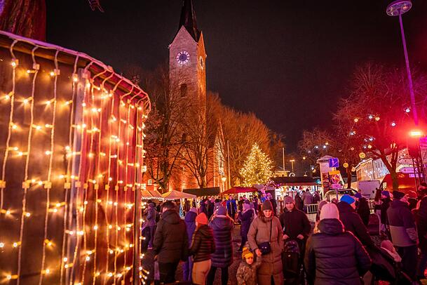 Stimmungsvolle Lichter neben der Pfarrkirche St. Laurentius auf dem Marktplatz in Holzkirchen.