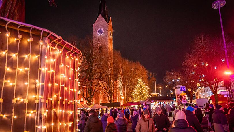 Stimmungsvolle Lichter neben der Pfarrkirche St. Laurentius auf dem Marktplatz in Holzkirchen. Stimmungsvolle Lichter neben der Pfarrkirche St. Laurentius auf dem Marktplatz in Holzkirchen.