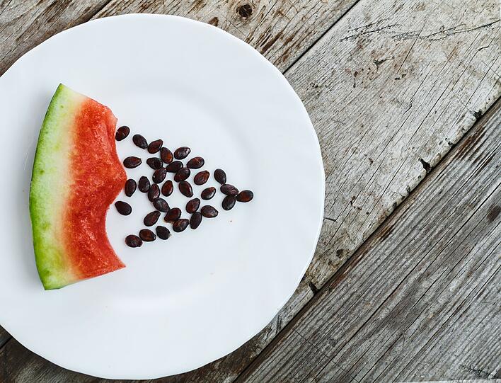 Das Pesto aus Wassermelonenkernen passt perfekt zu Pasta, geröstetem Brot oder als Dip zu Gemüse. Wer noch Kerne übrig hat, kann sie bei Bio-Wassermelonen sogar für die nächste Saison zum Aussähen aufbewahren: gründlich reinigen, mehrere Tage trocknen lassen und kühl lagern. Das Pesto aus Wassermelonenkernen passt perfekt zu Pasta, geröstetem Brot oder als Dip zu Gemüse. Wer noch Kerne übrig hat, kann sie bei Bio-Wassermelonen sogar für die nächste Saison zum Aussähen aufbewahren: gründlich reinigen, mehrere Tage trocknen lassen und kühl lagern.