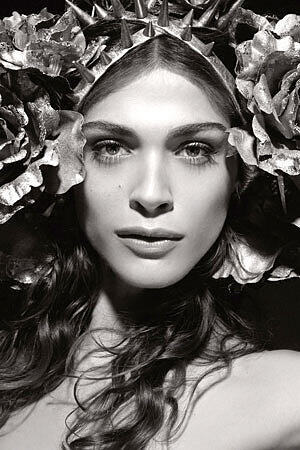 Hier sieht man die italienische Schauspielerin Elisa Sednaoui als &#039;Flora&#039;.