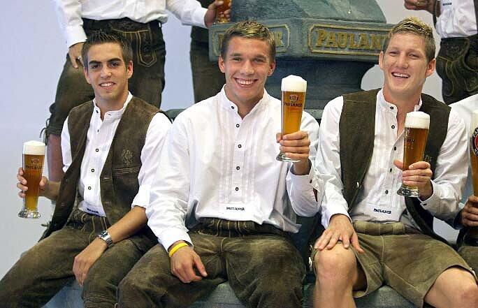 Der junge Schweinsteiger etablierte sich bei "seinem" FC Bayern schnell - er wurde gemeinsam mit den Youngstern Philipp Lahm und Lukas Podolski an das Team herangeführt und war bald nicht mehr zu ersetzen.