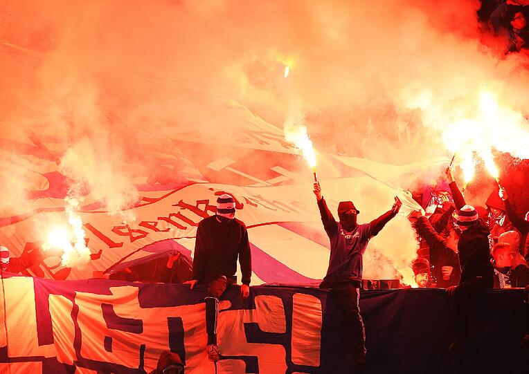 24.11.2012 Randale in der Arena auf Schalke: Schalker Ultras zündeten mehrere Bengalos, so dass die zweite Halbzeit nur mit Verspätung beginnen konnte. Die Polizei hat ein Strafverfahren eingeleitet.