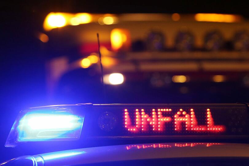 Tragischer Unfall auf der A8: Vater und Tochter sterben auf der, weil sie für ihren liegengebliebenen Transporter Benzin in einer Tankstelle kaufen wollten.