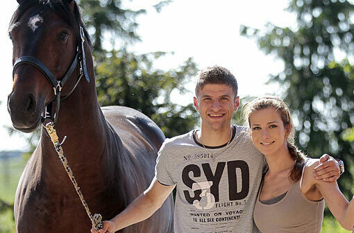 Springpferd Lou, Lisa Müller - und Bayern-Star Thomas.