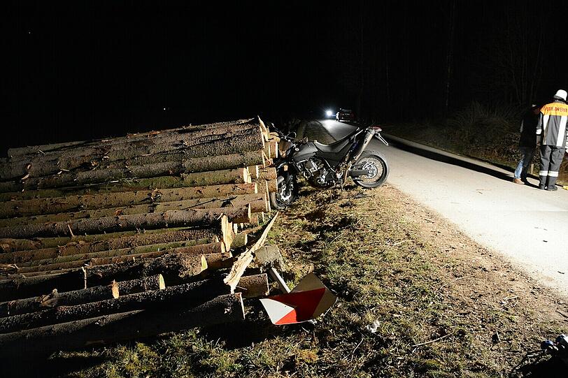 In der Nähe von Landshut kollidierte ein 18-Jähriger Motorradfahrer mit einem Langholzstapel.