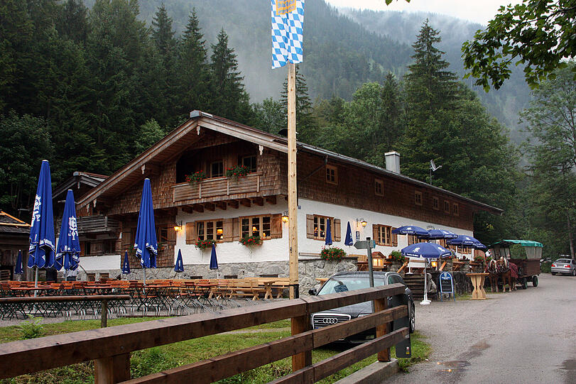 Die Schwaiger Alm bietet insgesamt 380 Gästen Platz, 180 drinnen und 200 draußen im Biergarten.