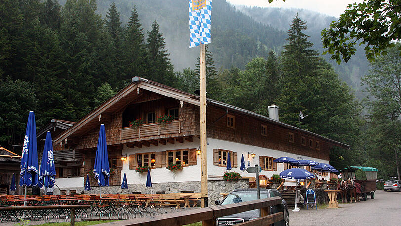 Die Schwaiger Alm bietet insgesamt 380 Gästen Platz, 180 drinnen und 200 draußen im Biergarten. Die Schwaiger Alm bietet insgesamt 380 Gästen Platz, 180 drinnen und 200 draußen im Biergarten.