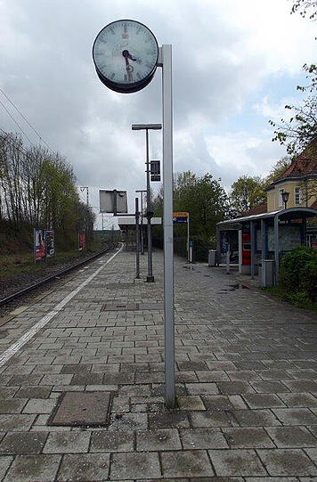 Am Wochenende haben Unbekannte die Haltestelle Steinebach der S8 verwüstet. Die Bilder.