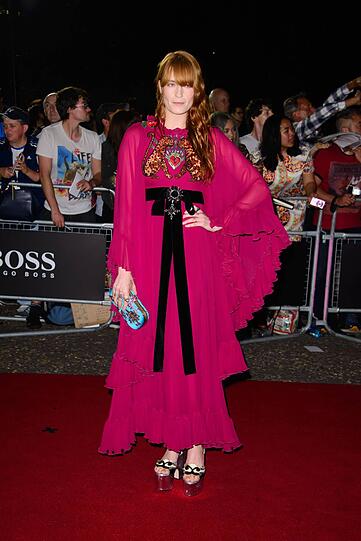 Sängerin Florence Welch übertreibt es mit ihrem pinken Outfit etwas.