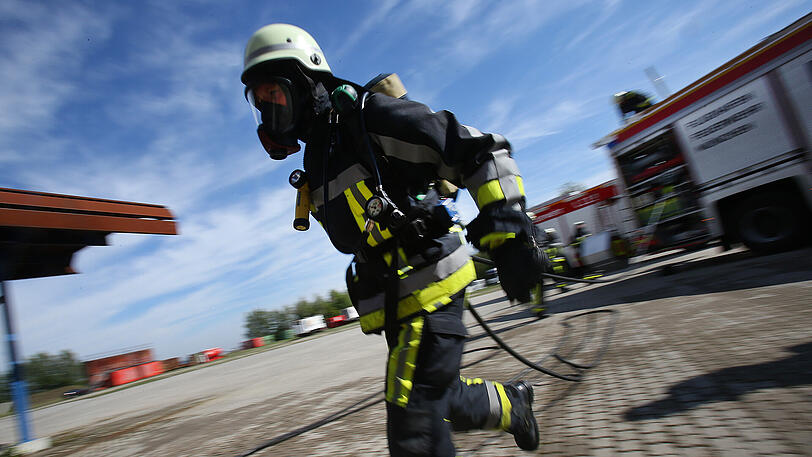 Die Feuerwehrmänner üben regelmäßig alle möglichen Einsatzszenarien.