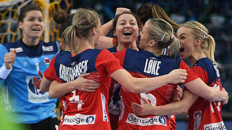 Die norwegische Mannschaft freut sich über ihren Sieg gegen Russland - und den Einzug ins Viertelfinale der WM.