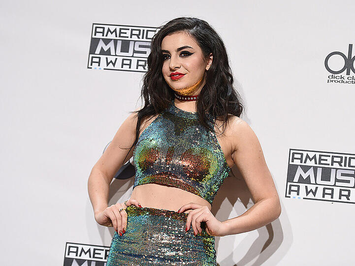 "Glitzernd, süß und sexy": Charli XCX entwirft jetzt Mode