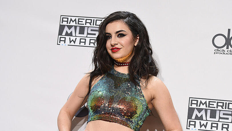 "Glitzernd, süß und sexy": Charli XCX entwirft jetzt Mode "Glitzernd, süß und sexy": Charli XCX entwirft jetzt Mode