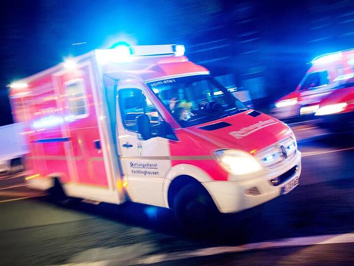 Ein Rettungswagen fährt mit Blaulicht durch eine Straße. Foto: Marcel Kusch/dpa/Archiv