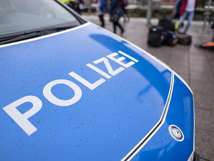 Ein Fahrzeug der Polizei steht an einem Einsatzort. Foto: Patrick Seeger/dpa