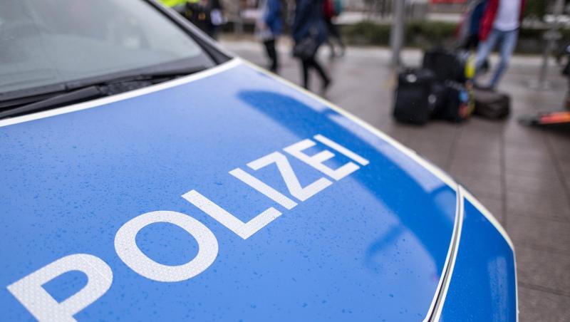 Ein Fahrzeug der Polizei steht an einem Einsatzort. Foto: Patrick Seeger/dpa Ein Fahrzeug der Polizei steht an einem Einsatzort. Foto: Patrick Seeger/dpa
