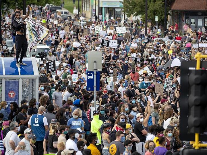 Demonstranten sind nach dem Vorfall durch die Straßen von Minneapolis gezogen.