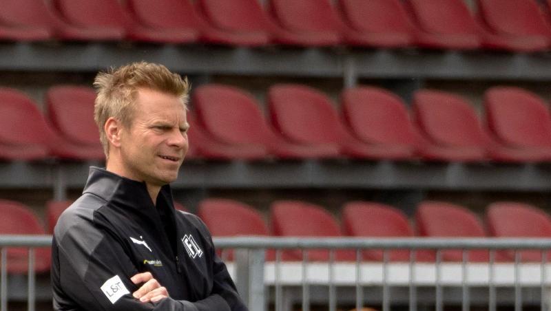 Osnabrücks Trainer Markus Feldhoff verfolgt das Spiel.