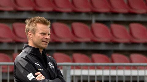 Osnabrücks Trainer Markus Feldhoff verfolgt das Spiel.