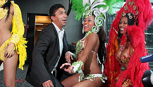 Samba im Blut: Elber tanzt sich schon für seine Show in München warm. Samba im Blut: Elber tanzt sich schon für seine Show in München warm.