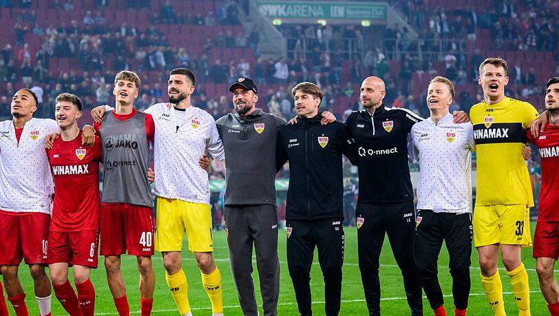 Der VfB Stuttgart feiert den Sieg beim FC Augsburg.