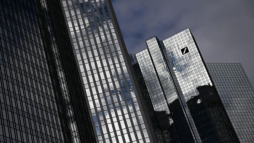 Die Deutsche Bank schließt wie angekündigt Filialen und streicht 2000 Jobs (Archivbild)
