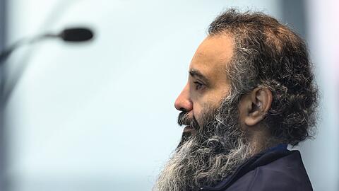 Der Angeklagte Taleb al-Abdulmohsen sitzt zu Beginn des zweiten Prozesstages in einem kugelsicheren Glaskasten.