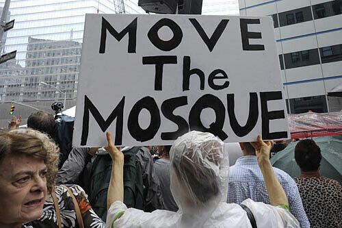Jedoch sind 2/3 der US-Amerikanischen Bevölkerung gegen den Bau der Moschee. Sie versuchen mit allen Mitteln die Moslems und die Regierung umzustimmen.