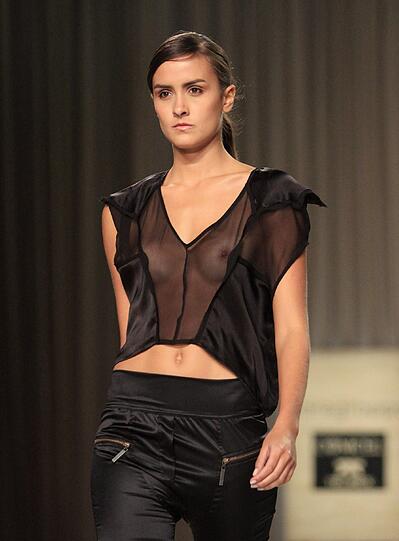 Bei der Fashion Week in Paris geht der Trend vieler Designer immer mehr zu wenig Stoff und viel Haut. Beispiele gefällig? Die Bilder vom Laufsteg.
