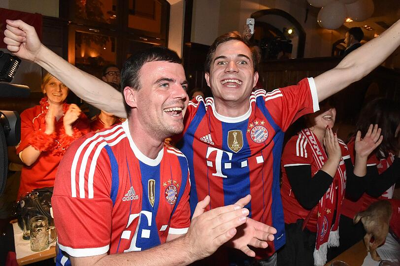 Forever Number 1: Bayern-Fans feiern am Samstagabend den Pokalsieg gegen Borussia Dortmund auf der Leopoldstraße.