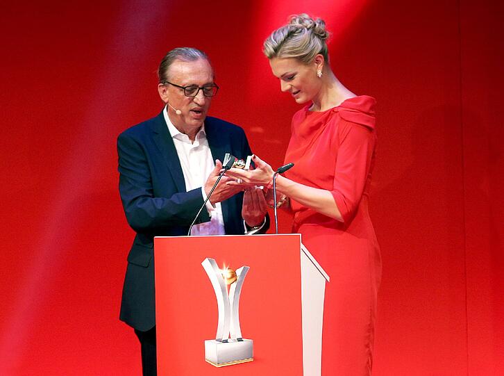 Sportchef Alfred Draxler überreicht Maria Höfl-Riesch am Montag in Hamburg den "Sport Bild" Award. Höfl-Riesch gewinnt in der Kategorie  Star des Jahres.