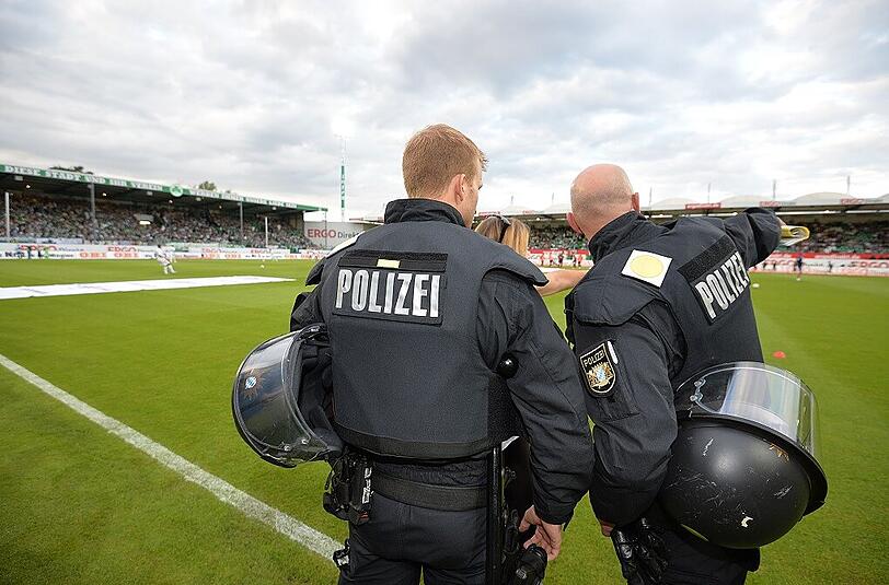 Die Fürther Polizei musste am Freitag mehrfach eingreifen, um Fan-Ausschreitungen zu verhindern.