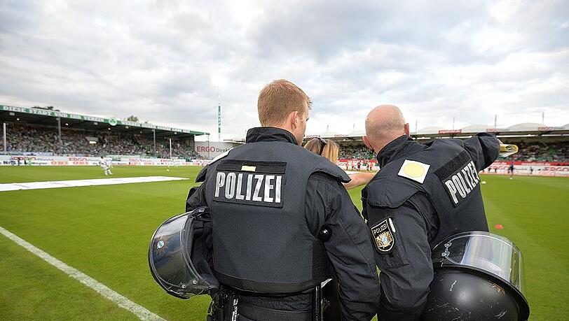 Die Fürther Polizei musste am Freitag mehrfach eingreifen, um Fan-Ausschreitungen zu verhindern. Die Fürther Polizei musste am Freitag mehrfach eingreifen, um Fan-Ausschreitungen zu verhindern.