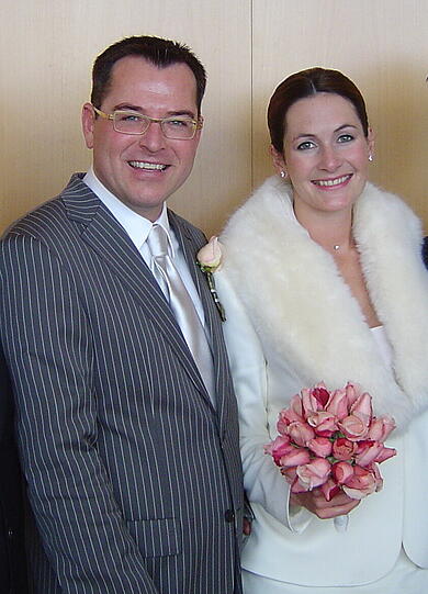 Als Ehepaar grüßen am Vorweihnachtstag: Josef und Natalie Schmid nach
ihrer standesamtlichen
Hochzeit am 23. Dezember 2003.