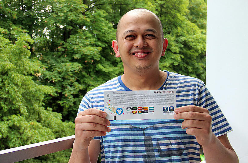 Achmad Situmeang (38) mit einem der gefundenen Tickets.