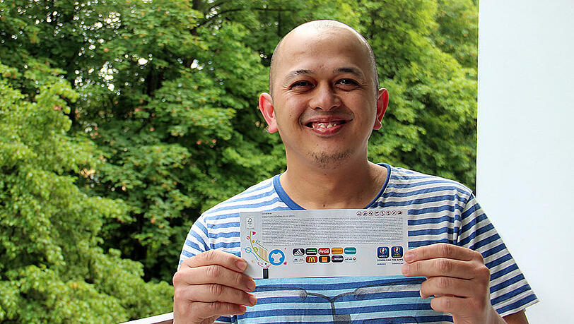 Achmad Situmeang (38) mit einem der gefundenen Tickets. Achmad Situmeang (38) mit einem der gefundenen Tickets.