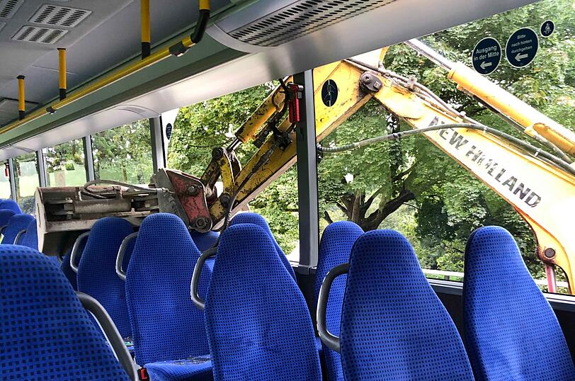 Der Bagger drehte sich, der Ausleger landete samt Schaufel im Schulbus.
