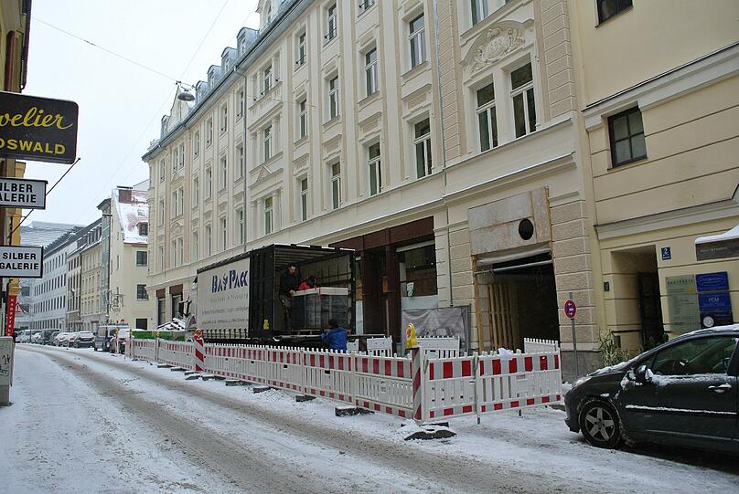Hier der Parkplatz mit Schnee und abzuladendem Lastwagen.