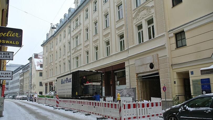 Hier der Parkplatz mit Schnee und abzuladendem Lastwagen. Hier der Parkplatz mit Schnee und abzuladendem Lastwagen.