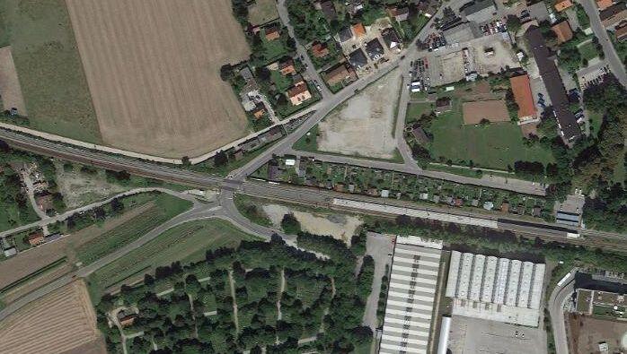 Vom Belandwiesenweg geht es schnell zum Aubinger Friedhof. Vom Belandwiesenweg geht es schnell zum Aubinger Friedhof.