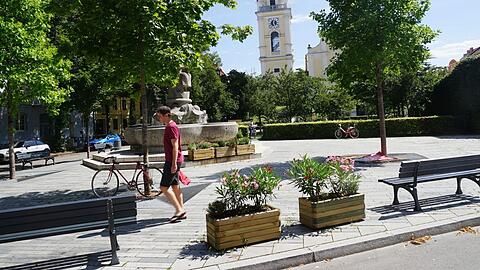 Josephsplatz: Die im Sommer aufgestellten Blumenkübel rund um den Franziskusbrunnen sind jetzt weg.