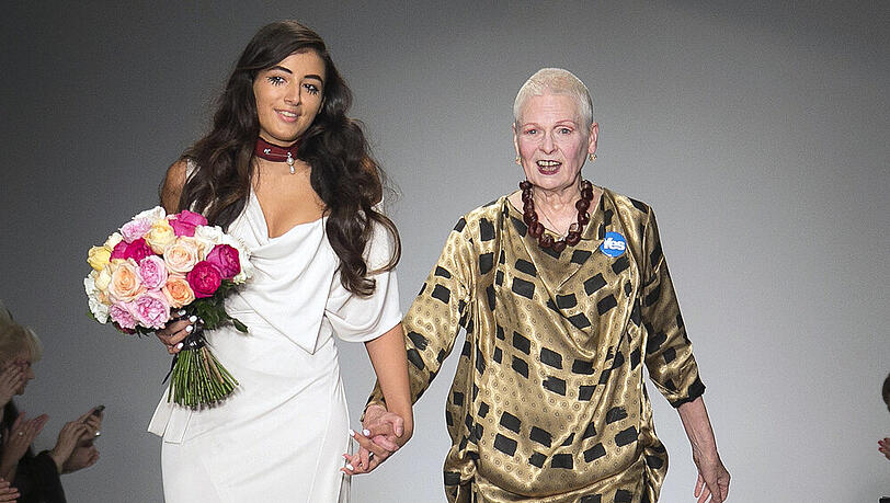 Designerin Vivienne Westwood und ihre Enkelin Cora Corré auf der Fashion Week in London im September 2014 Designerin Vivienne Westwood und ihre Enkelin Cora Corré auf der Fashion Week in London im September 2014